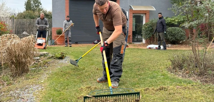 Un nouveau râteau à gazon conçu pour les pros
