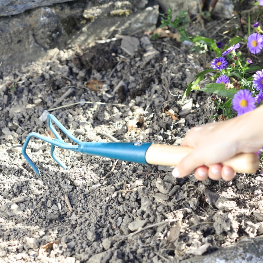 La griffe 3 dents duopro® Leborgne pour jardiner sur de petites surfaces : carrés de potager, plates-bandes, jardinières