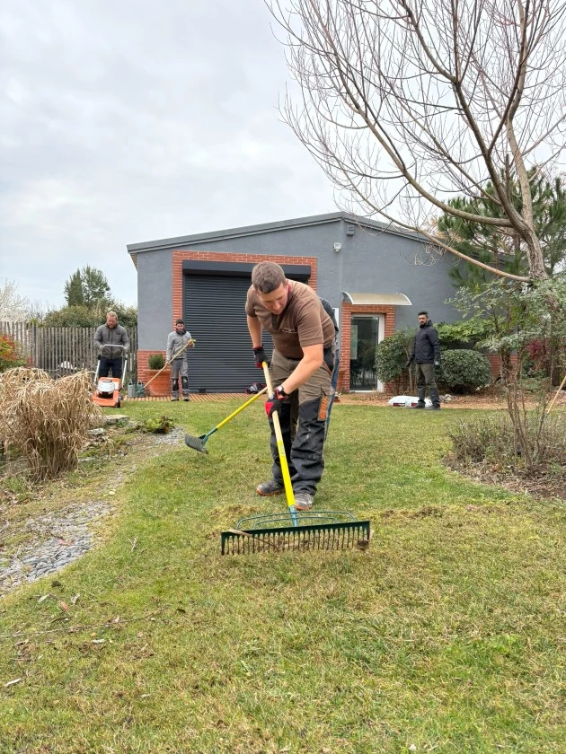 Un nouveau râteau à gazon conçu pour les pros