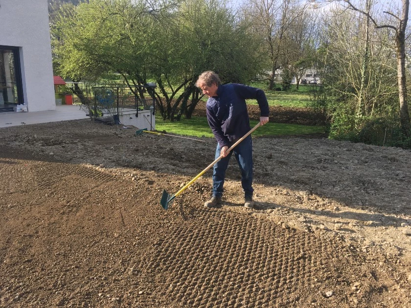 Un nouveau râteau à gazon conçu pour les pros