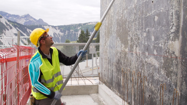 Le grattoir télescopique Leborgne nanovib® conçu pour réduire les risques liés aux postures pénibles