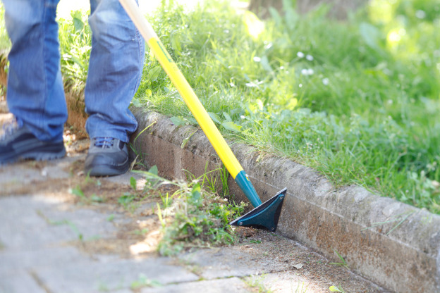 Le racloir de bordures naturOvert Leborgne pour désherber le long des murs, des bordures et des trottoirs sans produits chimiques