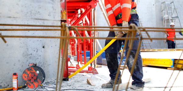 Comment prévenir le risque de mal de dos lié au déplacement de charges lourdes, sur un chantier BTP ?