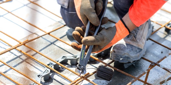 Comment prévenir le risque de TMS dû à un travail répétitif sur un chantier BTP ?